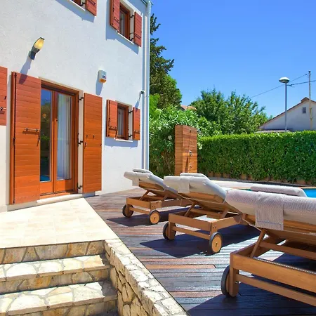 San Vista With Pool Villa
